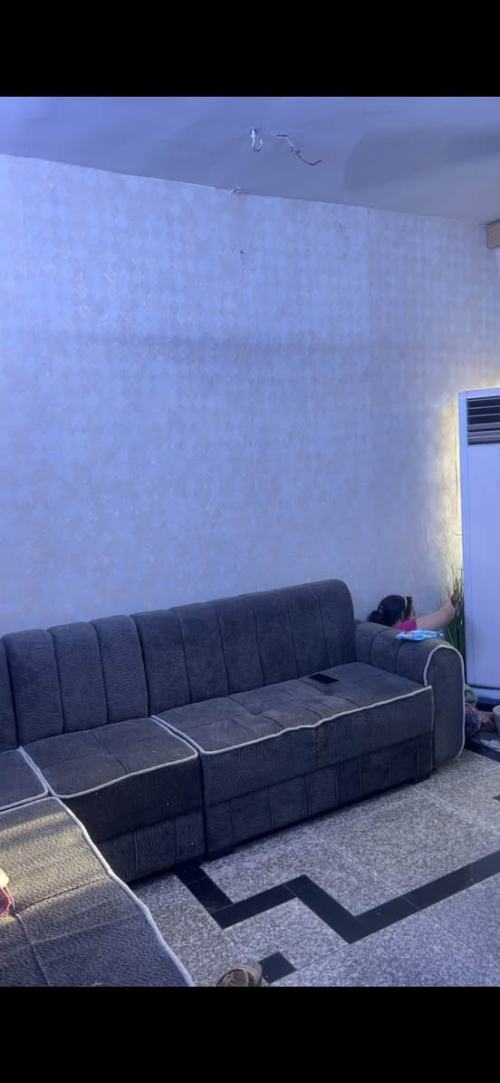 ديوان صغير او كورنر يرهم للمساحات الصغيره 7 مقاعد اوربي مو عراقي بحاله جيده جدا الاسفنج والقماش 
لونه رصاصي داكن 
السعر 150 الف 
رقم ***********
مكان بغداد القاهره قرب جامع النداء
