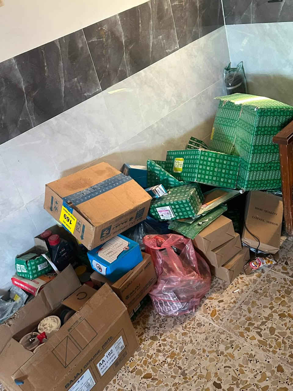 السلام عليكم غراض تكتك للبيع تصفية محل اغلب الغراض نواعم مكتوب جوة بصور الغراض الباقية والسعر منختلف علية جوة سعر الجملة ابيع شلع كل الغراض شلعة وحدة مكاني بغداد الثعالبة شارع البانزين خانة رقمي ***********بي واتساب
