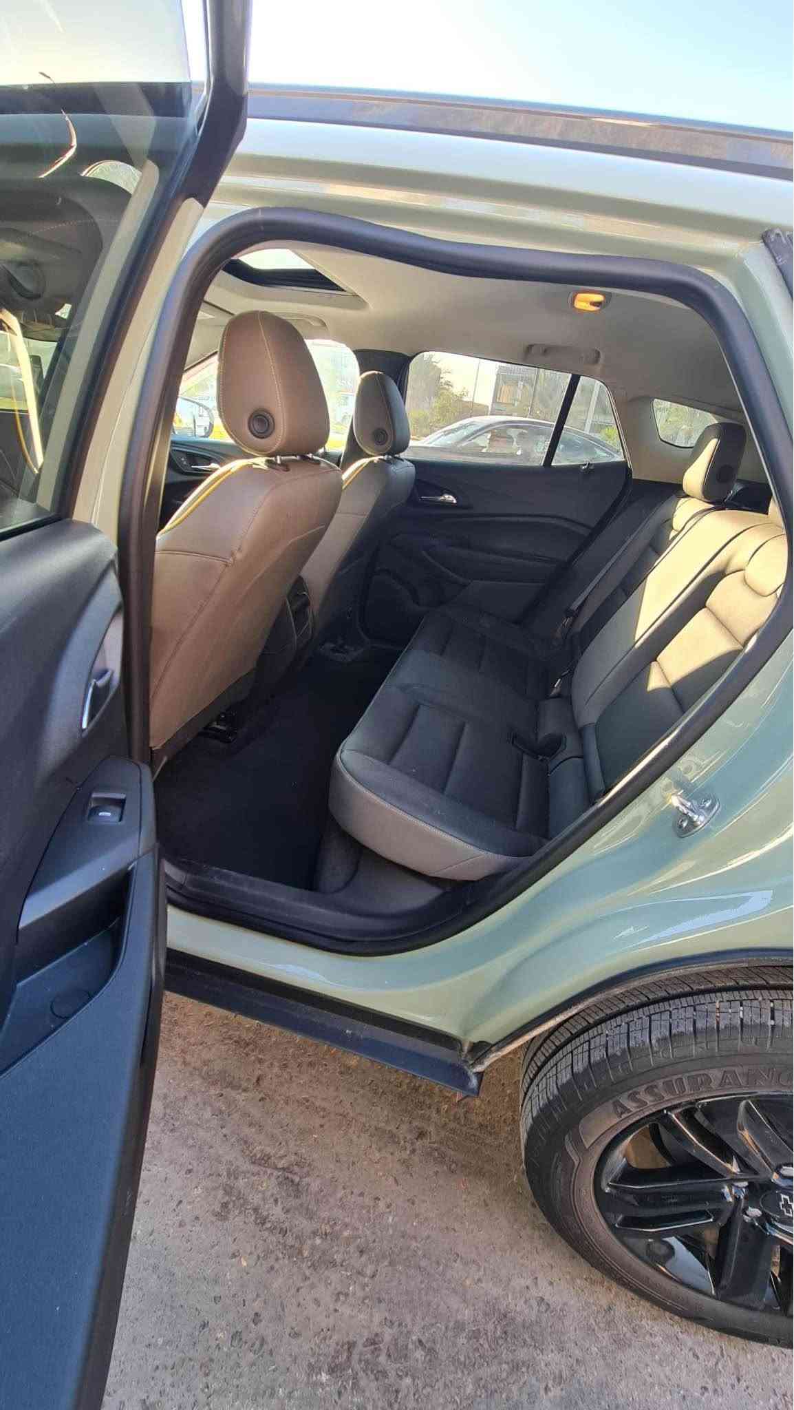💚 بسم الله الرحمن الرحيم 💚
الحلوة للبيع 💚
شوفرليت تراكس ٢٠٢٤ اكتيف 💚
محرك : 1200 Turbo 
3 سلندر

حادثها : تبديل دعامية أمامية نفس اللون بلادية مال Activ فقط وبارد بجاملغ الخلفي يعني سيارة بدون صبغ 

اللون : أخضر مميز 💚

 عداد المسافة : 30km الف 

المواصفات : Activ 1/1 فوول 💚

( كشن كهربائي ، كشنات تدفئة، سلاید فتحة ، شاحن وايرلس لاسلکي ، ابواب بصمە ، تشغیل عن بعد ، دخول ذکي، بصمە تشغیل ، کیج الکتروني کامل ، لایتات لید و زنون ، بك لایت لید  ،رادار امامي  ، کامیرا خلفيە، حساسات خلفي, کشنات هیتر جلد کهربائي ، تدفئة استيرين ، اندرويد أوتو ، أبل كاربلاي ، تحديد مسار ، مثبت سرعة ، نقط عمياء ، ) 
العنوان : كربلاء المقدسة 
السيارة حرة بدون رقم تترقم أي محافظة 
رقم التواصل*********** بي واتساب كربلاء, العراق
