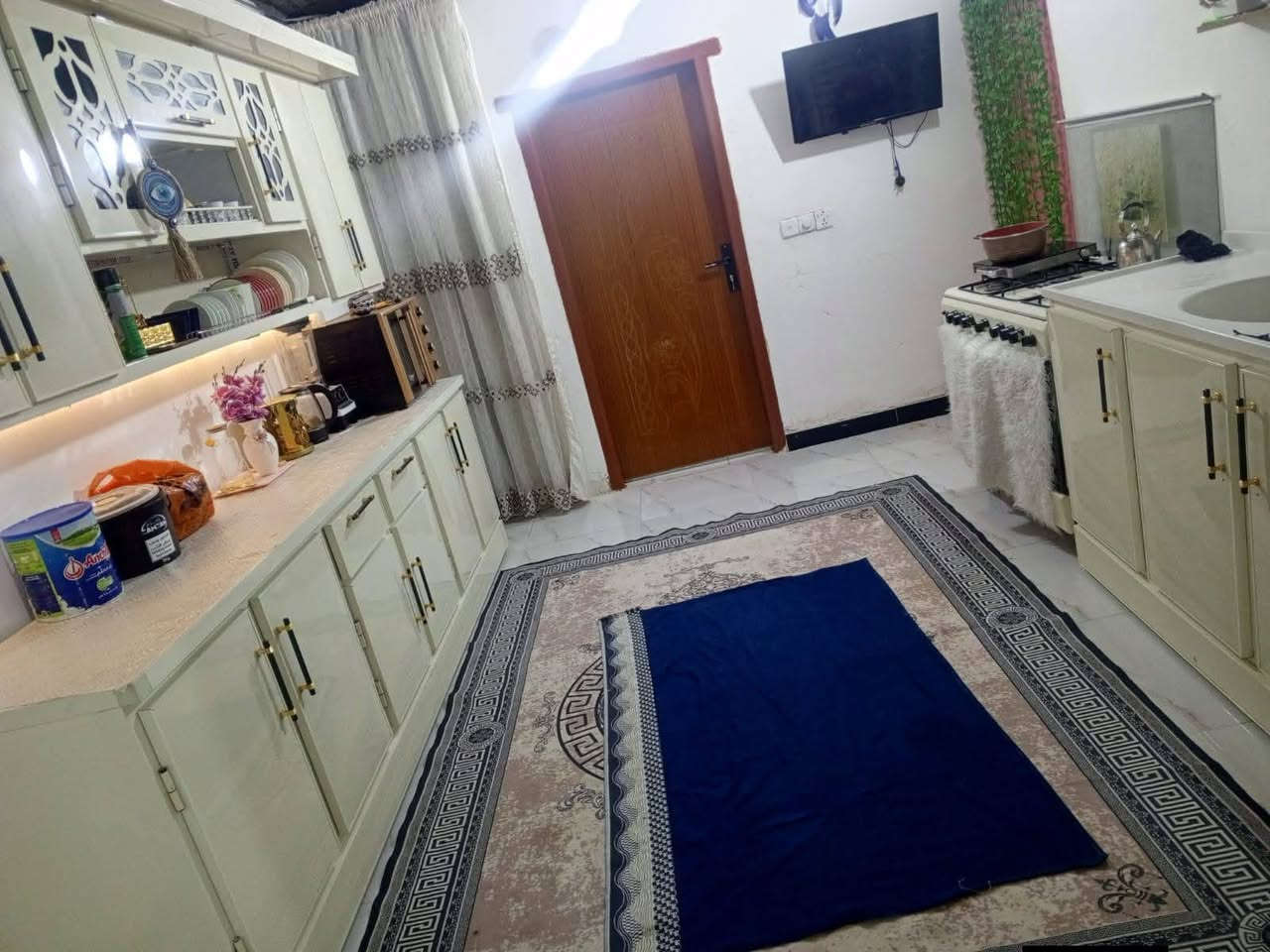 نص بيت 100متر ب دور الشرطه مقاطعه 76 يحتوي ع غرفه وصاله وديوانيه ومناور 2وحمام 2 وكراج واسع ترميم جديد ماي مجاري كهرباء لبخ مخمر وارضيه بورسلاين  يحتاجله شغلات بسيطه سعره 90 نوع العقار طابو صرف مفروز وجاهز للاستفسار هذا رقم صاحب البيت ***********
