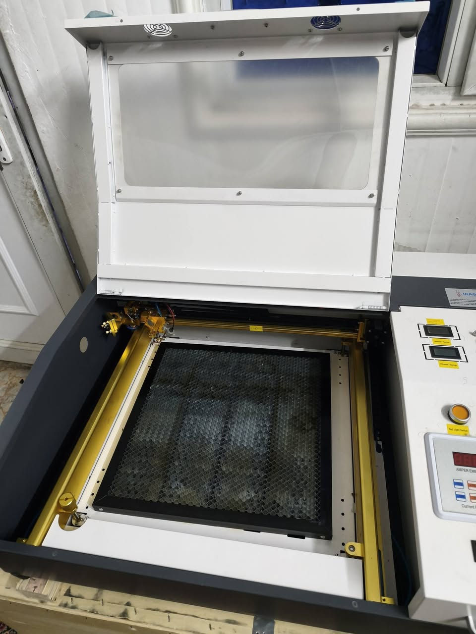 🔥 للبيع مكينة ليزر CO2 M2 — شبه جديدة وبحالة ممتازة جداً 🔥
أعرض للبيع مكينة ليزر CO2 نوع M2، نظيفة جداً واستخدامها كلش قليل، ومناسبة للشغل التجاري والهدايا والحفر والقص.
🔹 مساحة العمل: 40×40 سم
🔹 قوة التيوب: 50 واط
🔹 ساعات التشغيل: أقل من 15 ساعة فقط ‼️
🔹 الاستخدام قليل جداً والمكينة بحالة ممتازة
🔹 نظام تبريد كامل للمكينة ❄️
🔹 بيها Water Pump غطاس لتدوير المي وتبريد التيوب والمكينة
🔹 التبريد جاهز ومركب وتشتغل مباشرة
🔹 الهيد والرايلات والحركة بحالة ممتازة
🔹 بعدها ضمن ضمان المحل اللي مشتريها منه
🔹 المكينة جاهزة للعمل وما تحتاج تصليح أو تبديل قطع
💯 يعني عملياً مكينة شبه جديدة، وساعات تشغيلها أقل من 15 ساعة فقط.
سبب البيع: عدم التفرغ للشغل.
📩 للمهتم والجاد مراسلة خاص
البيع للجادين فقط.
رقم بيه واتساب: ***********
