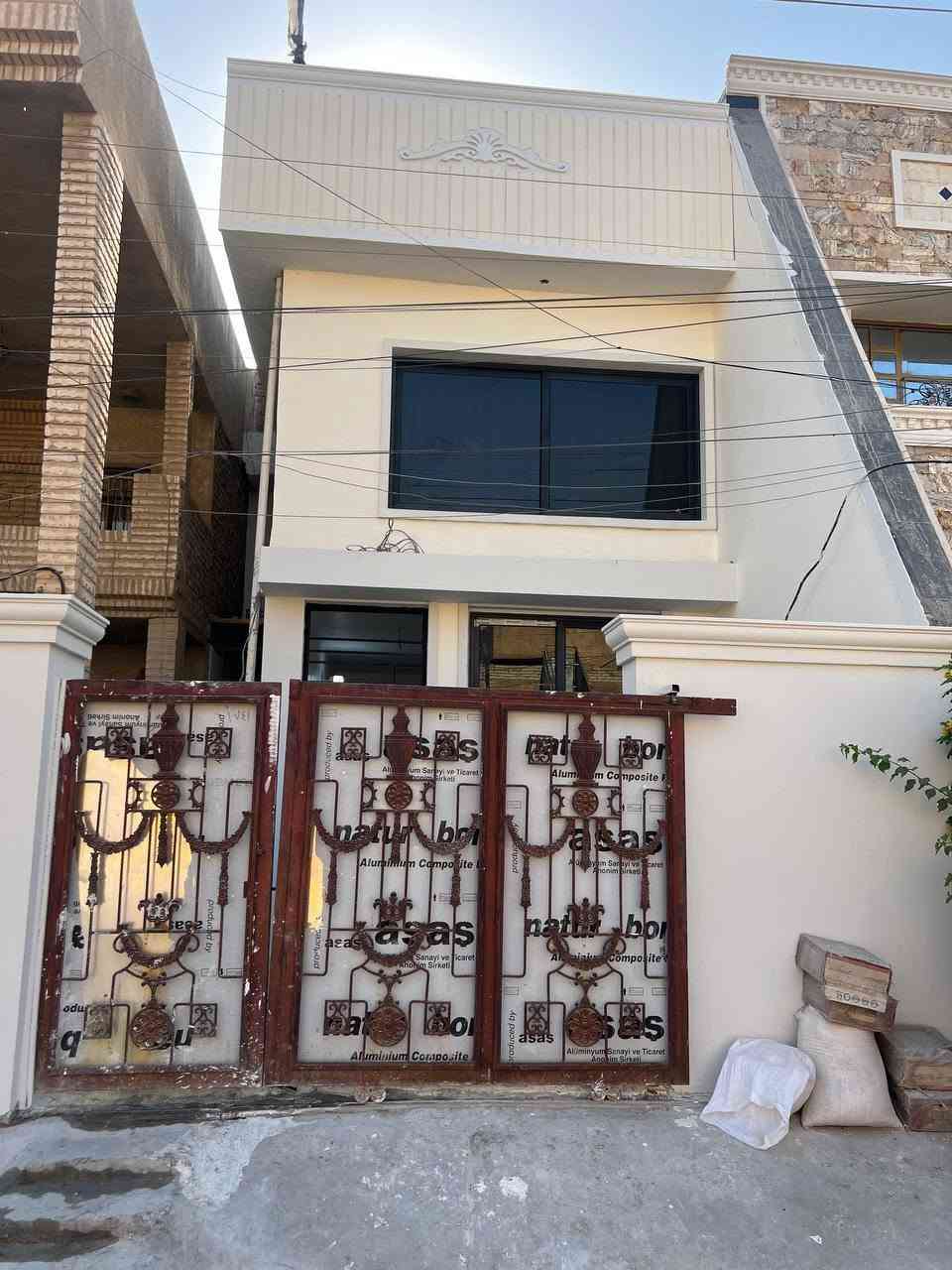 🏡 فرصة مميزة لشراء دار في حي التعليم – بغداد
وبسعر مناسب جدآ

📍 الموقع المميز: حي التعليم، خلف جامع علي السجاد 
📐 المساحة: 100 م²
📏 الواجهة: 5 متر
📏 النزال: 20 متر
📜 الجنس: طابو صرف

🏠 تفاصيل الدار:

🔹 الطابق الأول:
• مدخلان
• استقبال
• غرفة نوم
• مطبخ
• حمام

🔹 الطابق الثاني:
• غرفتا نوم
• مطبخ
• حمام

🔹 الطابق الثالث:
• بيتونة
• سطحان

✅ 3 طوابق
✅ طابو صرف
✅ تصميم مناسب للعائلة
✅ موقع سكني مميز في حي التعليم

💰 السعر: [170]مليون
📞 للاستفسار والتواصل: [*********** ]

للجادين فقط، والمعاينة متاحة بالاتفاق.
