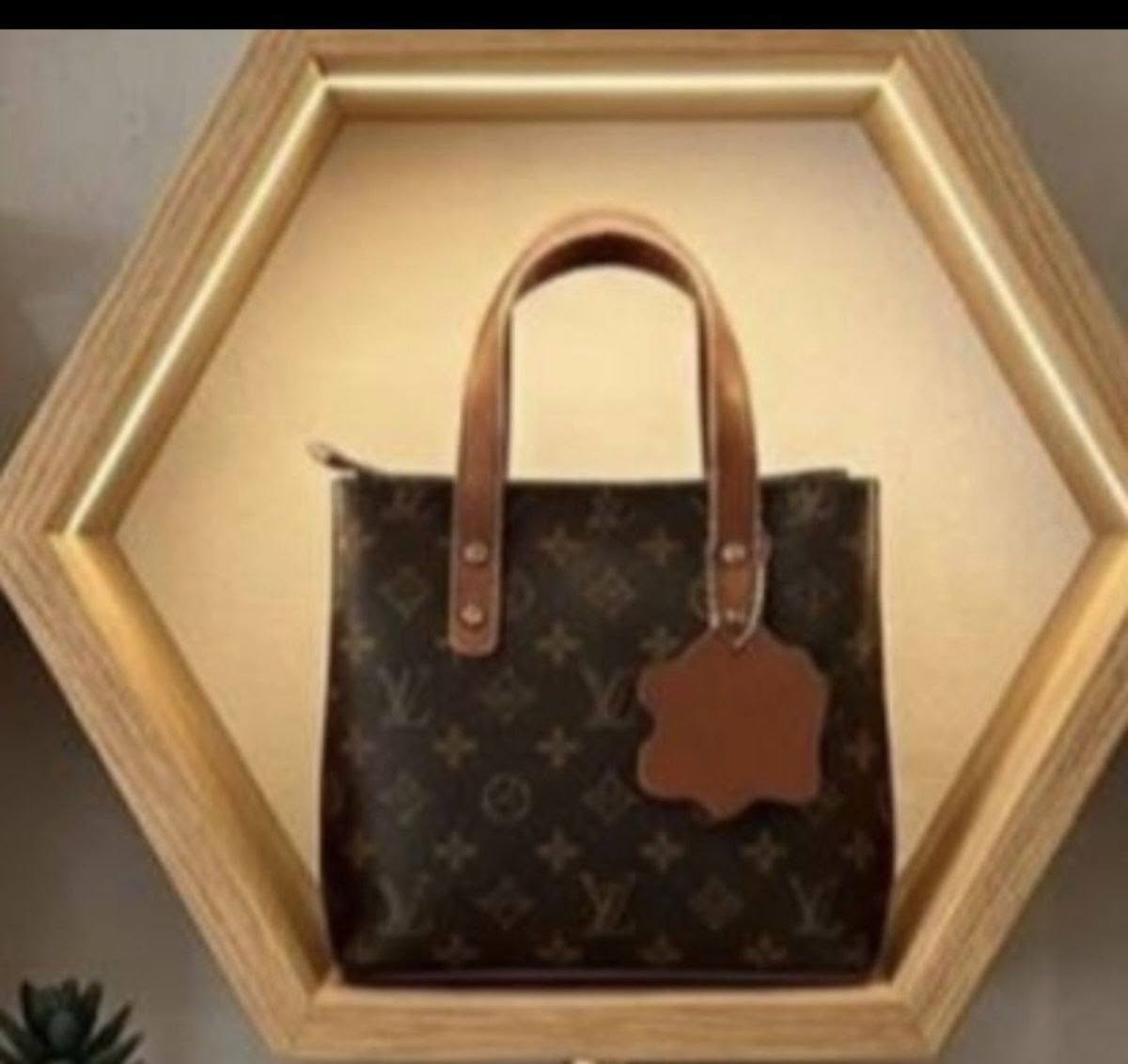 جنط جلد قطعه 7 الف فقط❤️‍🔥 كل ٤ قطع جنطه هديه👜 من اختيار البيج  توصيل🚗 الف داخل رفاعي للحجز مراسله خاص 👇
