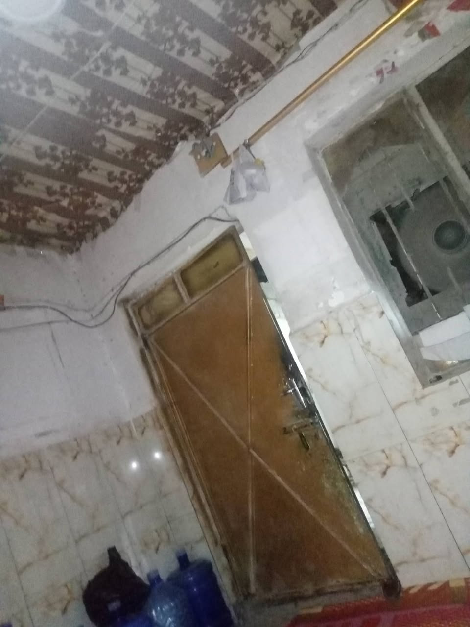 سلام عليكم. بيت. حواسم. للبيع مشمول. 5بتمليط وخدمات.   كهرباء. ماء مجاري. السفف. سندويش.استقبال  ع. 5   6  وغرفه 4.  3.    4.  مساحة. البيت 150.  انصاه من الشارع.   العنوان.  بغداد الجديده حي. نواب الضباط قريب اجي المين السعر 20 مليون. وبيه مجال   رقم الهاتف ***********
