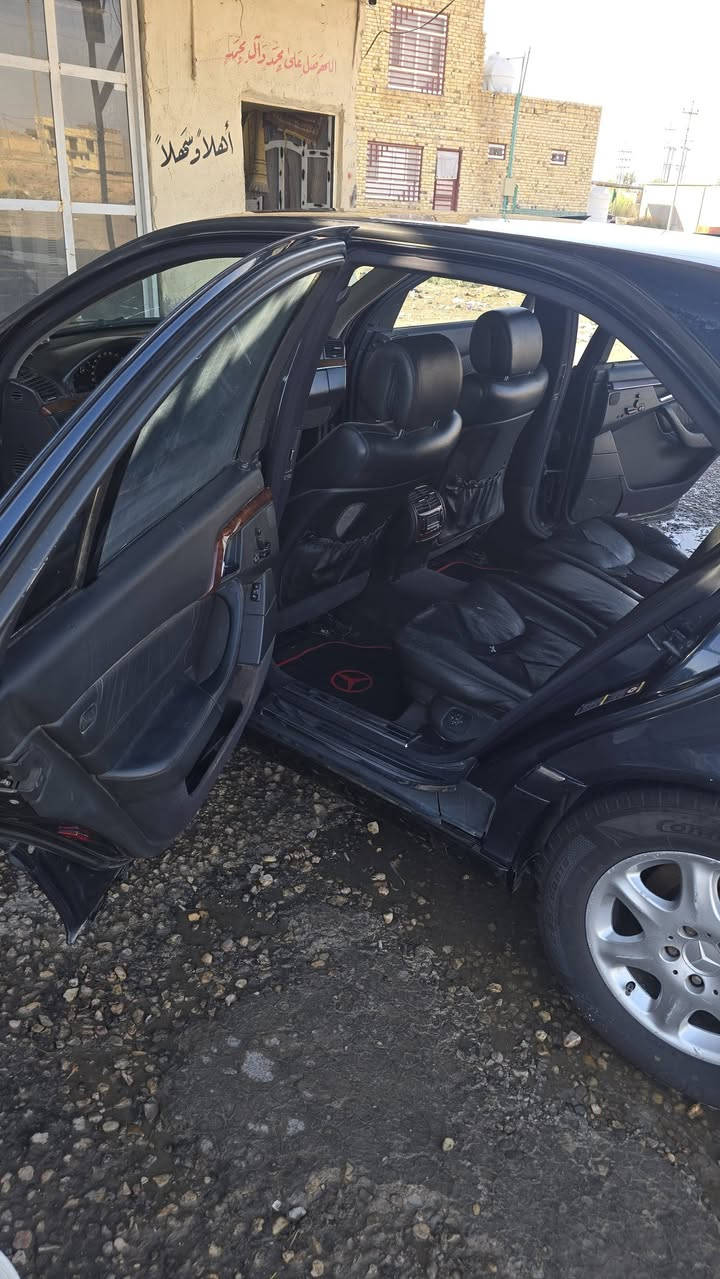 السلام عليكم
 S500 ;;2003رقم بصره 
انكليزي  معروفه مواصفاته ال500 رئاسي 
السيارة خير من الله بس عوزه كم شغله بل كماليات 
السعر ١٢٥ 
مكان السيارة الديوانيه  ***********
