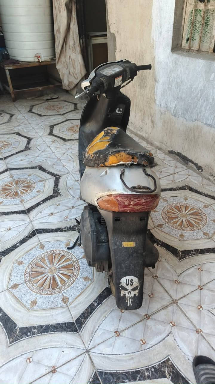 السلام عليكم دراجه ساسوكي متروكه صارلها مده مجفته وحالياً كلجاتها طكن الدراجه ابيع كوم حديد اكفلها من السرقه 
مكاني البصره الحيانيه 125 وبيها مجال ***********
