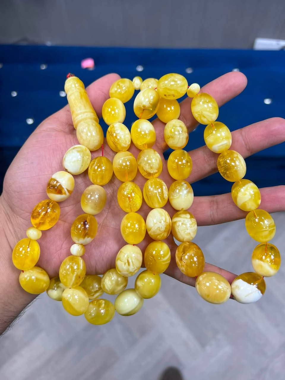 السلام عليكم مسباح كهرب الوزن 122 اغرام الشاهد استندر من قطعه وحده  المسباح بي نمش بسيط جداً مثل ماواضح ٤ حبات تقريباً عدد الحبات 45 حبه المهتم خاص او اتصال ((*********** اتصال او خاص ماعندي واتساب ))

