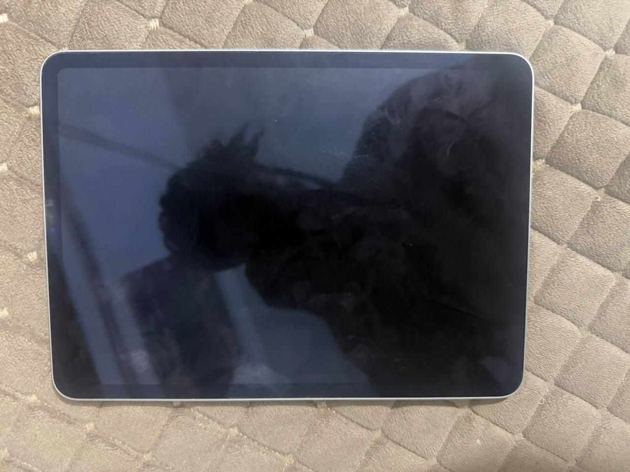 سلام عليكم عندي ايباد M2بطاريته 90ذاكرهو256 بدون ملحقات 700 وبي مجال قليل+.  سماعه هايبر اكس ٣كلاود سعر 25قفل عنوان بغداد الرقم ***********
