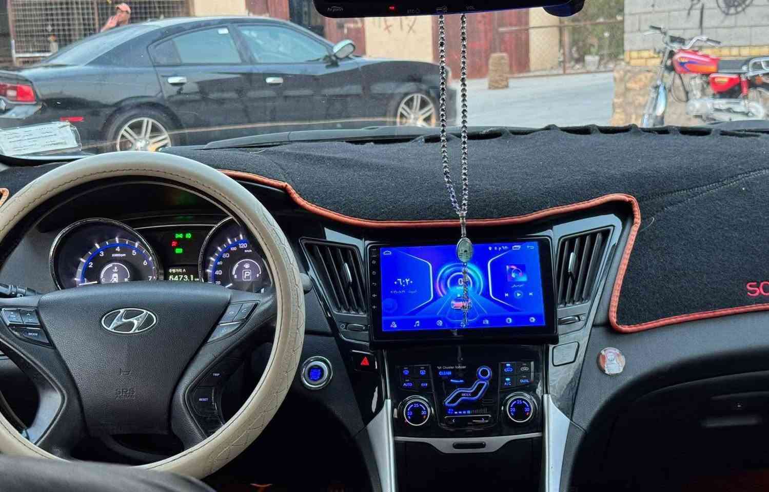 السلام عليكم سوناتا 13 مكينه وكير مكفولات دوش 2400 تبريد ثلج حدايده صدر 70% مكانه شطره *********** سعره 40 بيها مجال
