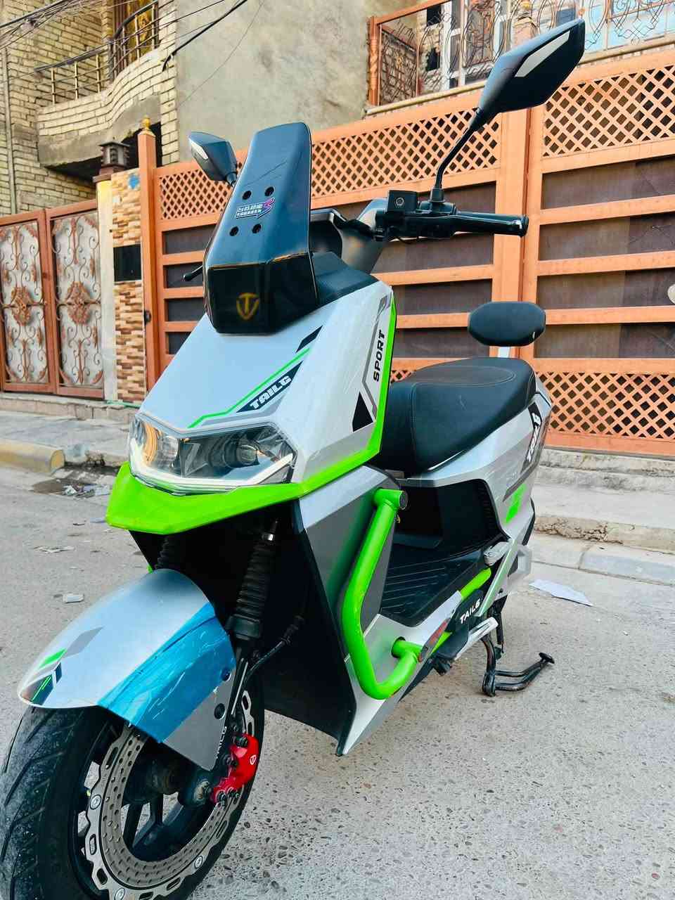 سلام عليكم ورحمه الله وبركاته 
دراجه شحن من شركه تايلج سبورت 
ملف 2000… بطاريات 6 كبار مسطره ..
عدد السرع 1.2.3.السرعه حقيقي 80 … اشاير .دبل.اشاره ..عالي ناصي .. عدد البصمات 2 شاحنه الاصليه السعرالمطلوب 900 وبيه مجال شي قليل مكاني بغداد الزعفرانيه متواجد فيس واتساب رصيد ***********
