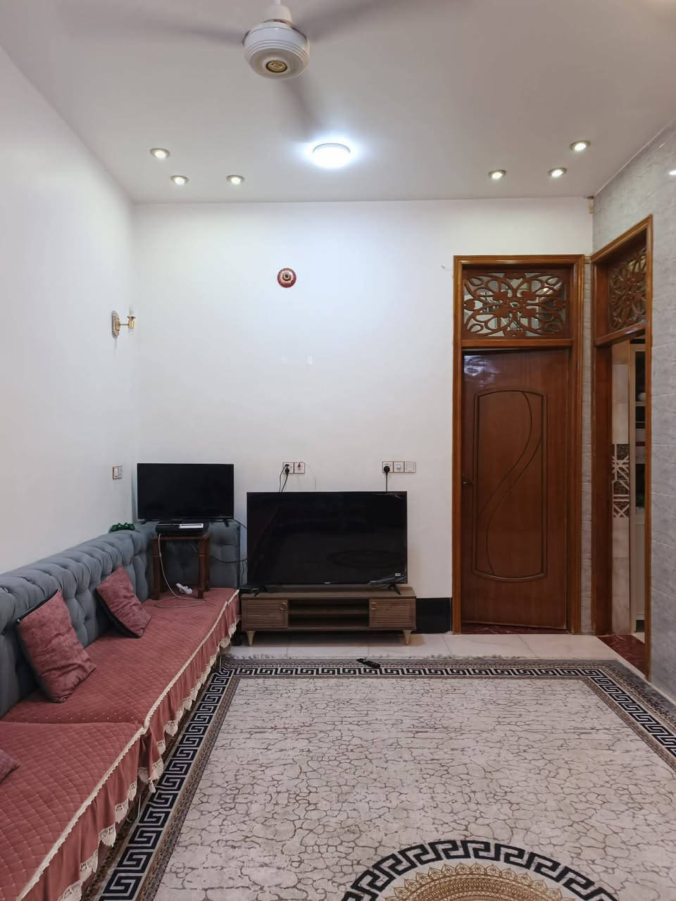 🏡 دار للبيع مطلوب أسكان
ملاحضه لمعرفة السعر اكتب تم 
 📝طابو ملك صرف 
📍 الموقع:الحولي. قرب أسواق بغداد 
وجه على متنزه، موقع مميز وهادئ
🔹 البناء: طابق واحد + الطابق الثاني صالة فقط
🔹 المساحة: 150م²
تفاصيل الدار: 
• غرفتين نوم
• صالة 
• استقبال 
• مطبخ
• صحيات داخلية وخارجية
• مناور عدد 2
• الطابق الثاني: صالة فقط
الغراض والمحتويات مع الدار: • 
3 سبالت: واحد كنتوري + 2 جداري
• تخم ديوان للصالة
• كاونتر طباخ
• منضدة وأوفن مع الكاونتر
• مغاسل
• غسالة
• فلتر ماء
للاستفسار مراجعة مكتب عالم العقار في الجمعية مقابل الإطفاء او الاتصال 
***********
***********
 #عندك_عقار_للبيع_فقط_راسلنا_اواتصل_وات_ساب
