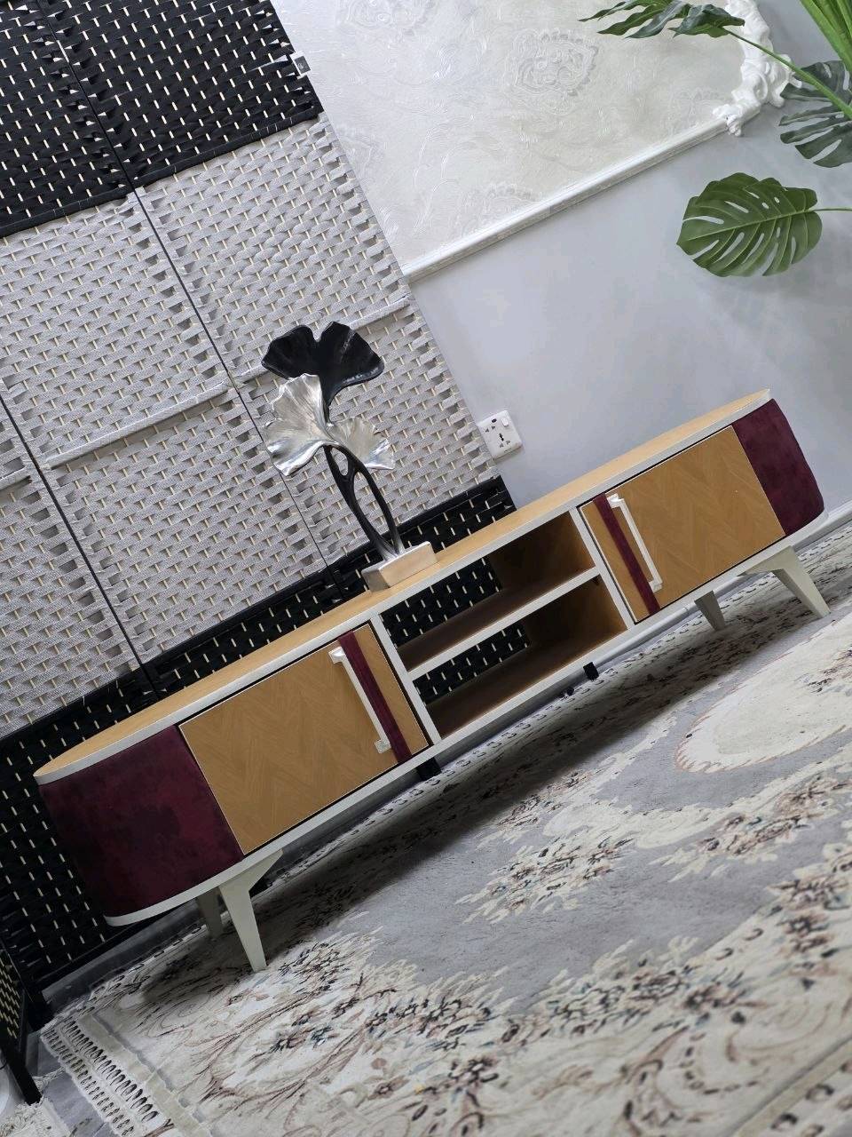 ميز شاشة بيضوي بتصميم مودرن وأنيق 
تصميم مميز، والأطراف مغلّفة بالقماش حتى يضيف لمسة فخمة وراقية للصالون 
✔️ تصميم بيضوي عصري
✔️ أطراف مغلّفة بالقماش
✔️ تشطيب أنيق ومرتب
✔️ مناسب لمختلف أحجام الشاشات
📏 الطول: ١٦٠ سم


 التوصيل مجاني
✔️ داخل بغداد
✔️ إلى جميع المحافظات