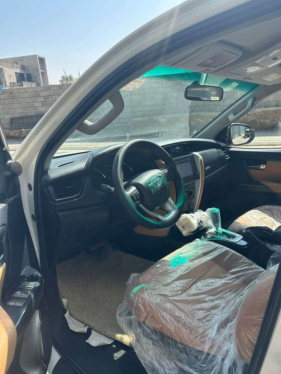 سلام عليكم
موديل ٢٠٢٠
مكفوله من بارد تبديل وصبغ
محرك كير تبريد صدر باتري مكفوله 
فور ويل
٧راكب
مكان سيارسليمانيهً

سلاو 
موديل ٢٠٢٠
دبل اكسل
بي بوياغ و ساردو كرانه وه 
شوين سليماني
***********
