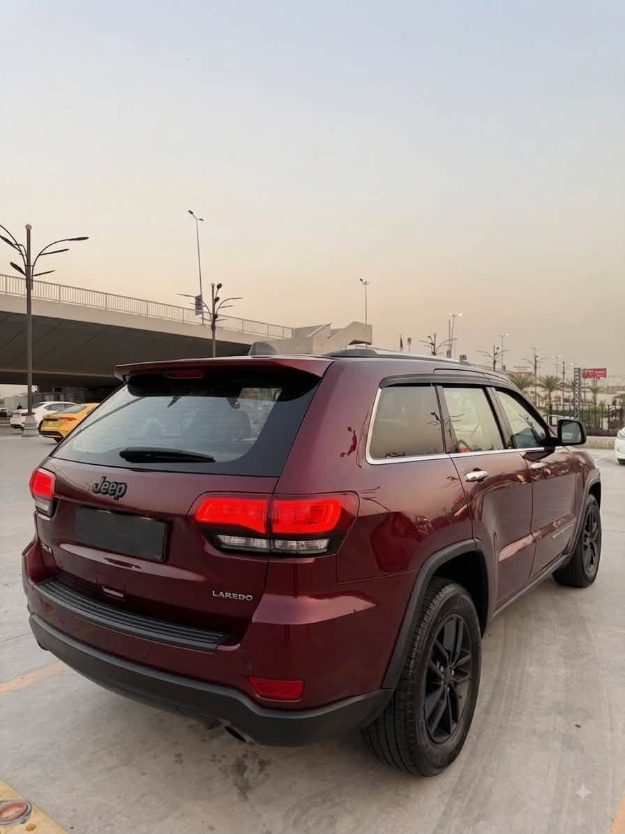 السلام عليكم
للبيع فقط بدون مراوس 

 جيب جراند شيروكي  … 2020 

🇺🇸 وارد أمريكي

🔹 محرك V6 3.6L

🔹 كير أوتوماتيك 8 سرعات

🔹 دفع رباعي 4×4

🔹 داخل جلد بيجي 

🔹 مقاعد أمامية كهرباء

🔹 شاشة كبيره 

🔹 كاميرا خلفية

🔹 حساسات أمامية وخلفية

🔹 مثبت سرعة 

🔹 مراقبة النقطة العمياء

🔹 تشغيل ودخول ذكي

🔹صندوق كهرباء

🔹 مازدات LEd

🛠️ الحادث: جاملغ وباب السائق .+ صبغ باب خلفي 
                    بارد بسيط مكانين بجهه الصدر 

🚘 السيارة جاهزة بدون نقص صدر امامي خلفي جديد 
تايرات جدد 
سيرفس كامل بيها .. 

السعر.  20500$ وبيها مجال بسيط 

📞 للاستفسار : ***********
