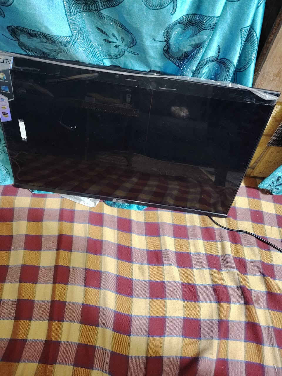 شاشه حجم ٣٢ بعدها بالجيس للبيع سعره ١٧٥ وبيها مجال
