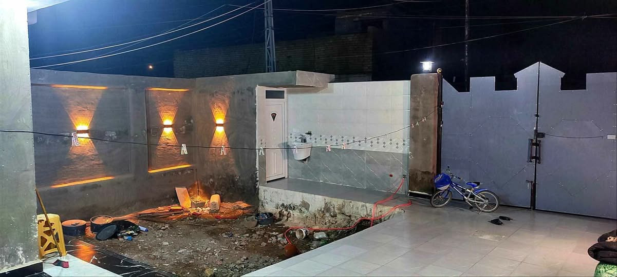 بيت للبيع في حي الحكيم نزلت السكله
مساحه 260 م عالي عن الشارع مرقم بالبلدية
بناءه طابوق السقف صب الارض رفته
يحتوي على غرفتين نوم وصحيات داخليه وخارجيه غربي وشرقي مخزن بالبيتونه مناوره 2
غاز تأسيس بواري مساحه البناء 190 م
والباقي طرمه وحديقه
