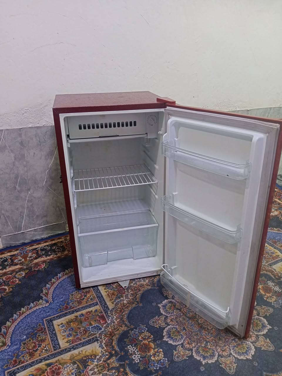 ثلاجه للبيع شغاله شرط الشغل سعر 75 وبيها مجال العنوان بصره حيانيه دور الشرطه***********
