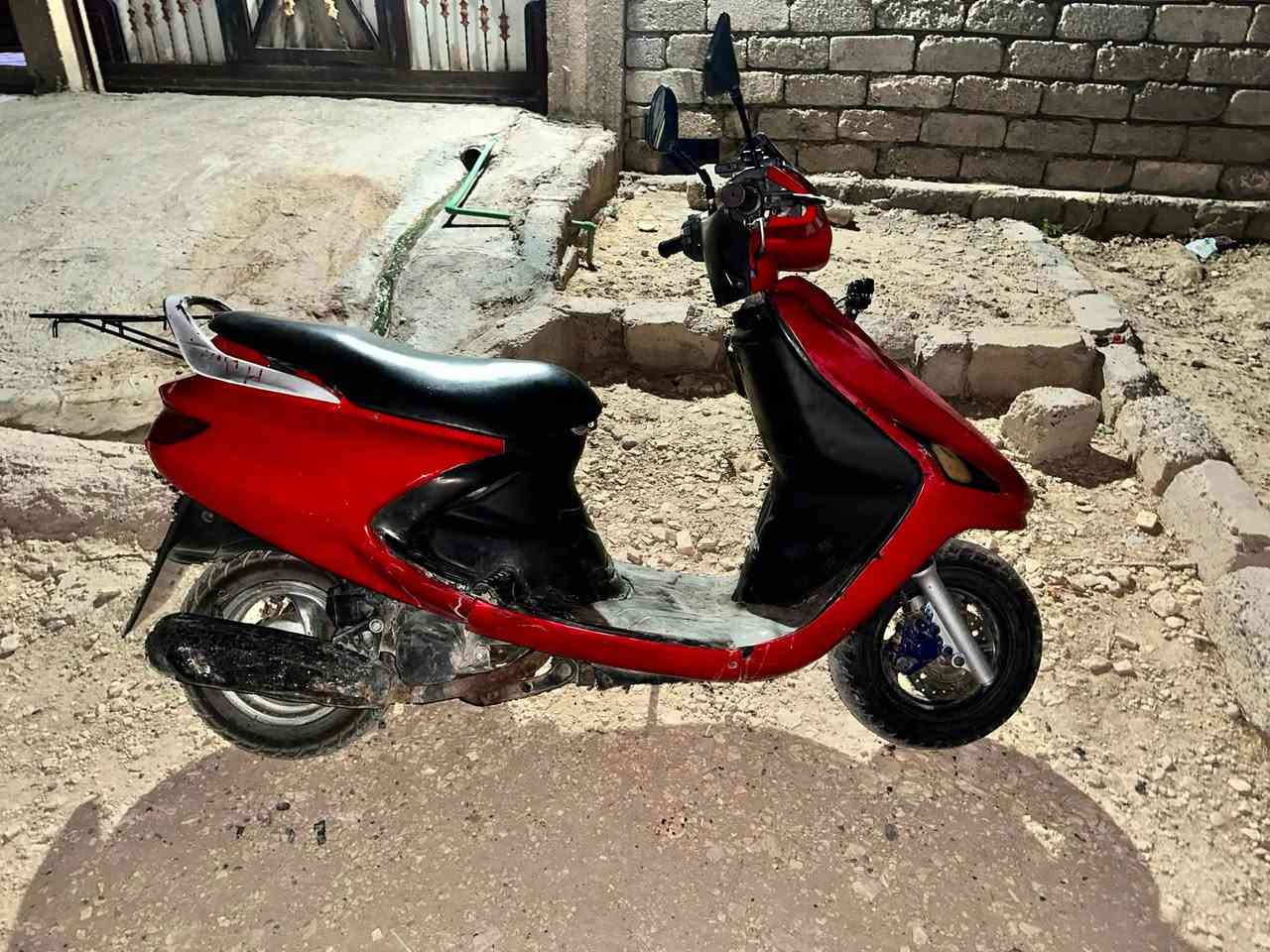 للبيع سعر ٤٠٠ بي مجال كلشي شغال بس رايدلها اسطوب امامي عاجل اتصل ***********
