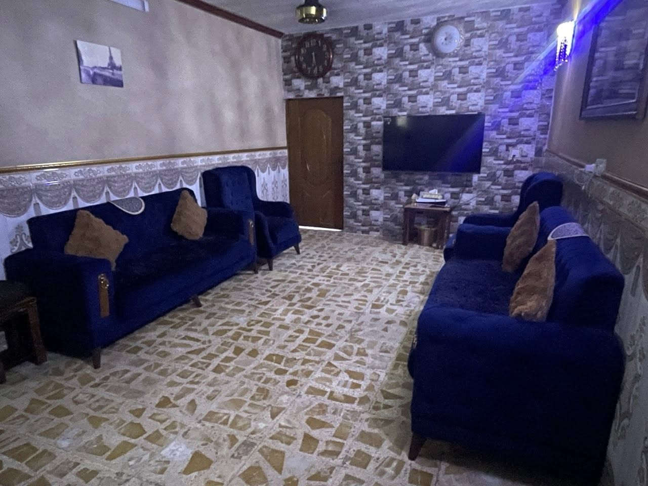 تخم 10مقاعد نضيف جدا مع 6كوشات وغطا فروا للتخم مع الستائر السعر 400الف الشعب قرب النادي العربي للاستفسار***********
