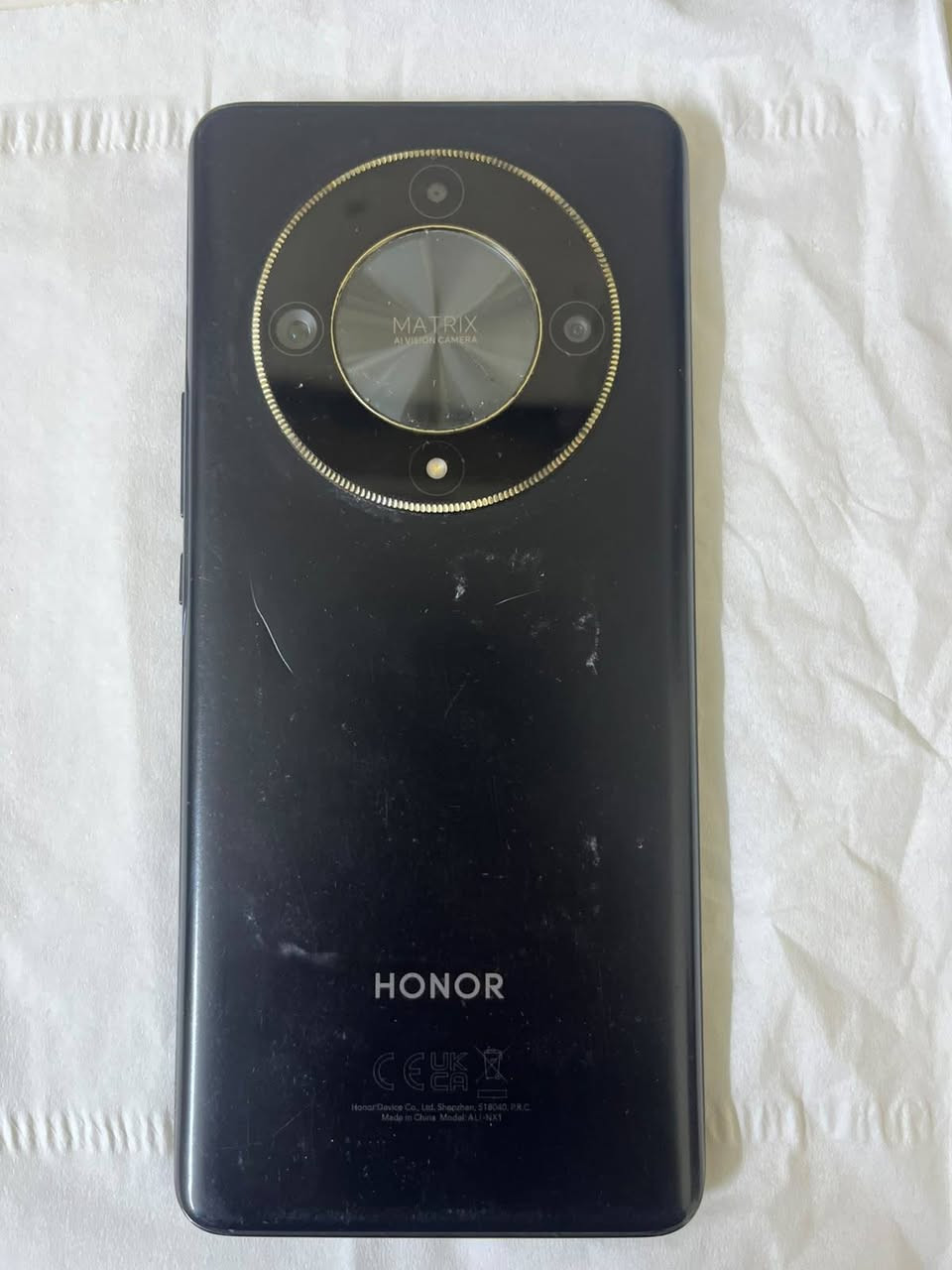 السلام عليكم جهاز HONORX96 الجهاز ما مفتوحكرتون مع الجهاز بيه فقط بيكم فطر بالجلاس وليس وليس بالشاشه مثل ما واضح بالصور وبي اثر طبع مال تيك توك لان هونر كله يطبع الذاكره 256 الرام 12 بطاريه 5300 ببجي 60 فریم فول هسه السعر 225 وبي مجال قليل الرقم ***********
