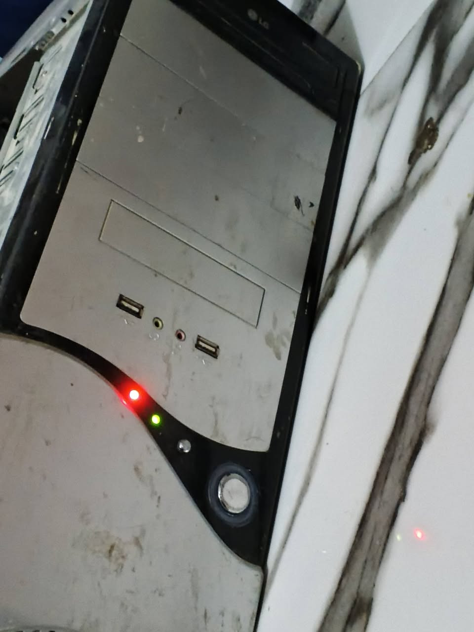حاسبة كيس فقط مواصفات
معالج انتل بنتيوم ثنائي النواة
رام 4 كيكا 
هارد hhd 250
كرت gtx 460 1gb
باور 600 واط
الكيس ما بي باب داخلي والكرت ما بي مدخل hd ويا تحويلة للhd 
سعر 100 الف 
مكان كربلاء يم مستشفى الكفيل يوجد توصيل محافضات 
***********

نص مكتوب في الصور:
- About
- Your PC is monitored and protected.
- See details in Windows Security
- Device specifications
- Device name
- DESKTOP-R2TEKG1
- Processor
- Pentium(R) Dual-Core CPU  E5700 @ 3.00GHz
- 3.00 GHz
- Installed RAM
- 4.00 GB
- Device ID
- 944C5092-E60B-44B6-9A89-A7FE6B3768F6
- Product ID
- 00330-80000-00000-AA309
- System type
- 64-bit operating system, x64-based processor
- Pen and touch
- No pen or touch input is available for this display
- Copy
- Rename this PC
- Windows specifications
- Edition
- Windows 10 Pro
- Version
- 20H2
- Installed on
- 11/22/2025
- OS build
- 19042.572
- Experience
- Windows Feature Experience Pack 120.2212.310.0