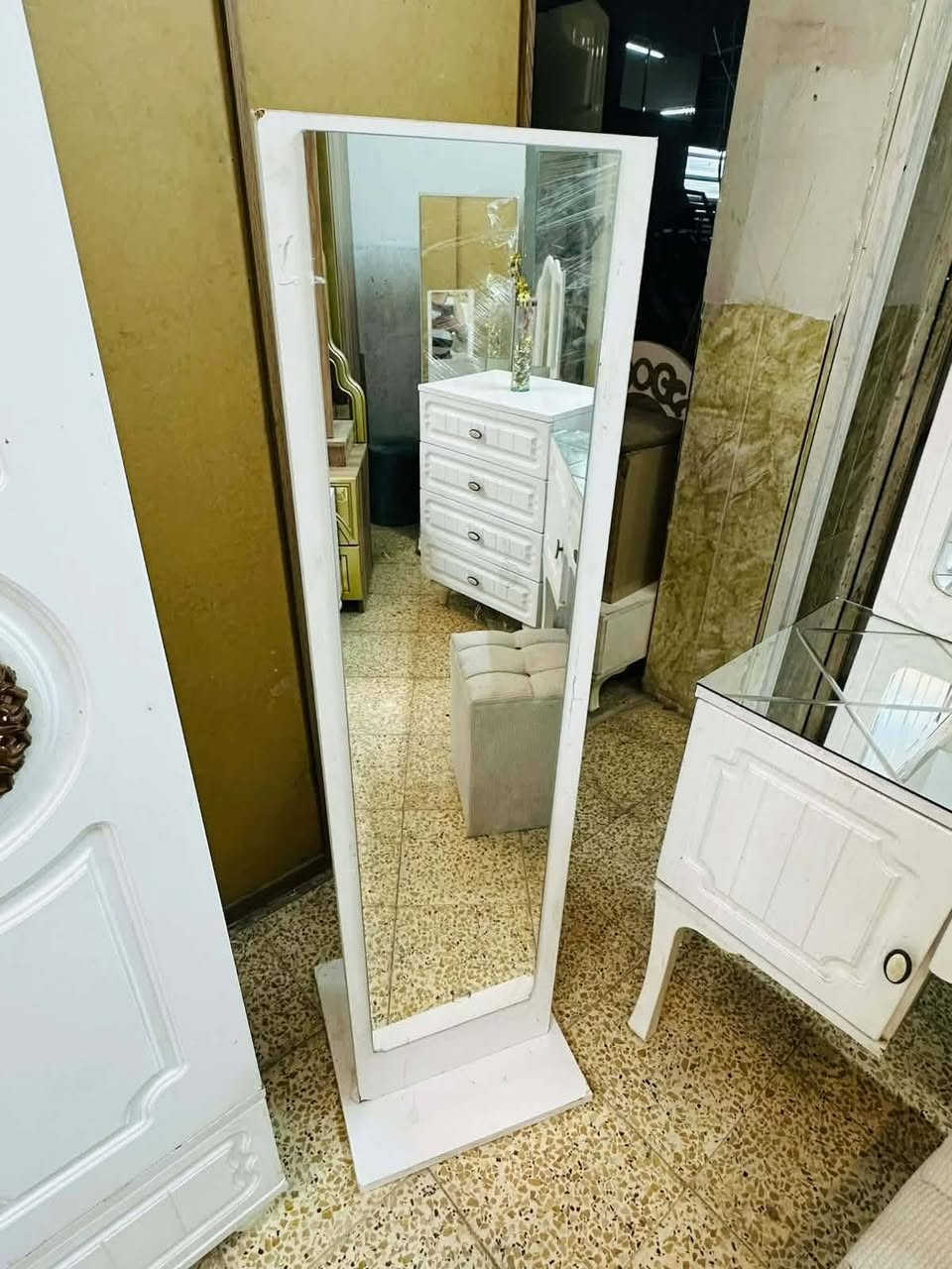 غرفة نوم تركي كانتري مستعمل
تتكون من 👈 8 👈 قطع 
نضافة 80/85%💯😊
السعر 👈 650 👈 ألف فقط 
مع نقل وشد داخل بغداد مجاني
