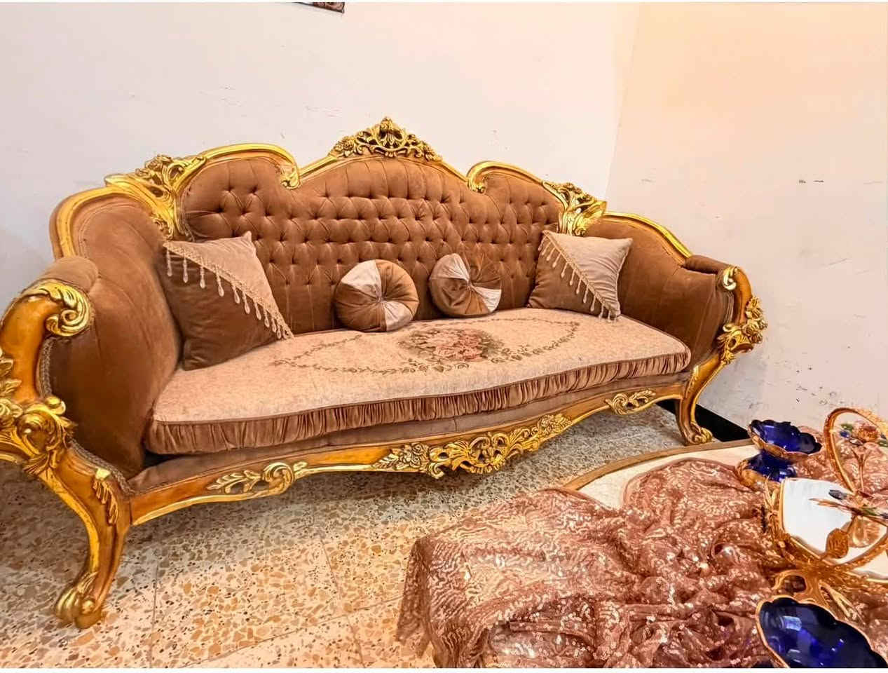 تخم زان مصري  دمياطي  ١٠ مقاعد
نظيف جداً مع طبله وسطيه واثنين جانبيات 

صبغ ورق ذهب 

مكانه الحريه للتواصل

***********
