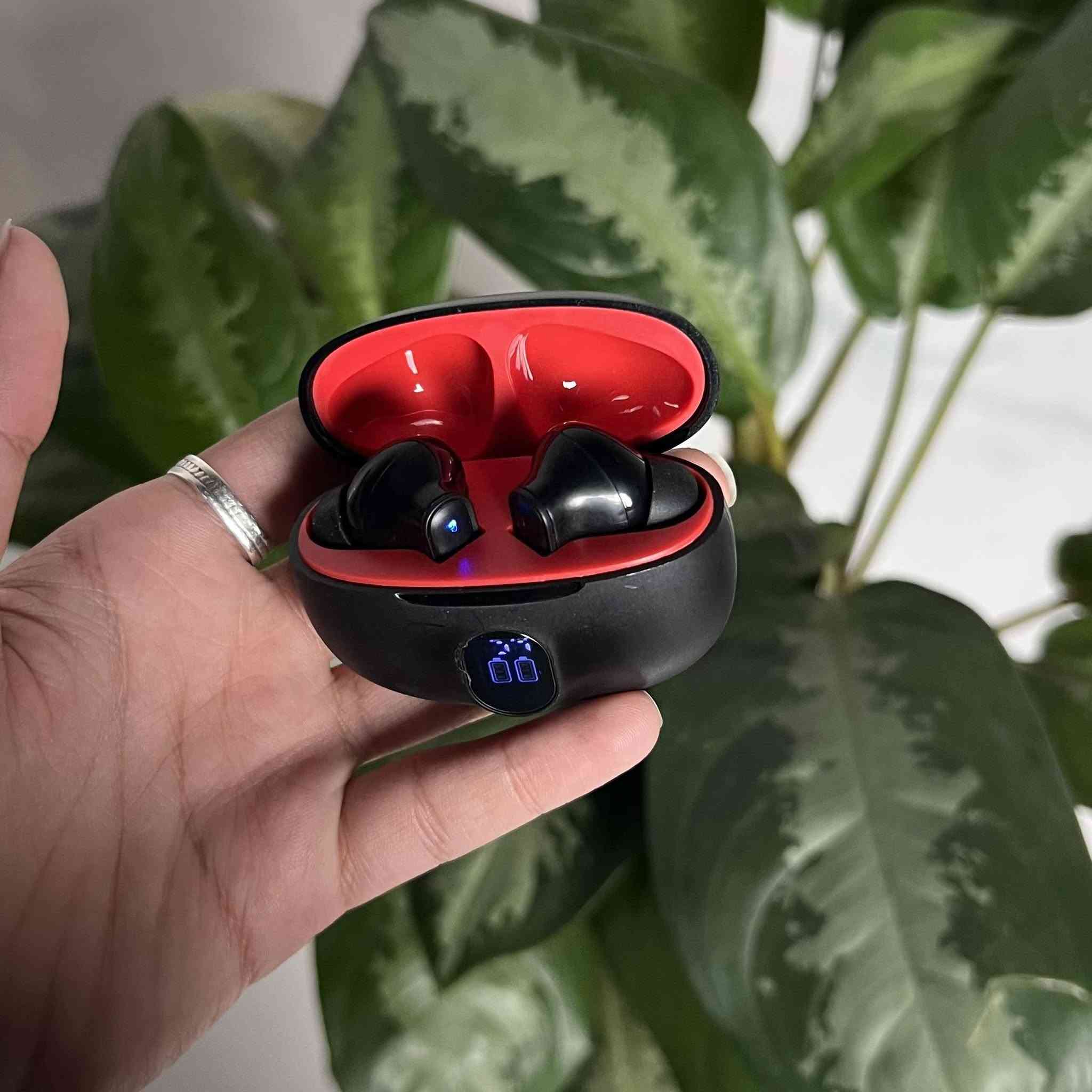 سماعات ايربود مع شاشة رقمية موديل 895B
🎧💨 سماعات بلوتوث TWS 895B مع علبة شحن وشاشة رقمية

• صوت ستيريو HiFi ومكالمات واضحة مع ميكروفون HD 🎶📞
• اتصال سريع وعزل ضوضاء ENC 🔇
• تشغيل موسيقى 4+ ساعات، مكالمات 3+ ساعات ⏱️
• علبة شحن 300mAh بشاشة رقمية 🔋
• مقاومة للغبار ورذاذ الماء 💦🏃

صغير، عملي، ومناسب للرياضة والاستخدام اليومي! ✨

سماعات بلوتوث لاسلكية TWS موديل 895B مع علبة شحن وشاشة رقمية

سماعات لاسلكية بتقنية البلوتوث مصممة للاستخدام اليومي والرياضي، توفر اتصال سريع وصوت ستيريو مع علبة شحن بشاشة رقمية لعرض مستوى البطارية.

• اتصال سريع (Quick Pairing) يسهّل ربط السماعات مع مختلف الأجهزة الداعمة للبلوتوث.

• تقنية ENC لعزل الضوضاء أثناء المكالمات لتجربة مكالمات أوضح.

• صوت ستيريو HiFi مع ميكروفون HD مدمج للمكالمات.

• اتصال مستقر بمدى يصل إلى أكثر من 10 أمتار.

• علبة شحن ببطارية 300mAh مع شاشة رقمية لعرض مستوى الشحن.

• تصميم مقاوم للغبار ورذاذ الماء مناسب للاستخدام اليومي والرياضة.

• الموديل: 895B
• نوع السماعة: True Wireless (TWS)
• إصدار البلوتوث: Bluetooth V5.4
• مدى الاتصال: أكثر من 10 متر
• سعة بطارية علبة الشحن: 300mAh
• سعة بطارية السماعة: 40mAh
• وقت تشغيل الموسيقى: أكثر من 4 ساعات
• وقت المكالمات: أكثر من 3 ساعات
• منفذ الشحن: Type-C
• مدخل الشحن: DC 5V / 300mA
• زمن الشحن: أقل من ساعتين

محتويات العلبة:
• سماعتان لاسلكيتان
• علبة شحن
• كابل شحن Type-C
• دليل الاستخدام (User Manual)

​✨ للطلب أو الاستفسار:
تواصل معنا عبر الرسائل الخاصة 
📱 واتساب: ***********
​💰 السعر: [16 الف ]
🚚 التوصيل: مجاني لجميع محافظات العراق 🇮🇶

للطلب المنتج من خلال الرابط مباشرة وتمتع بتوصيل مجاني للجميع محافظات العراق

https://rolemall.com/?strung=axMwaXjgootquality12566

نص مكتوب في الصور:
- Long Battery Life
- Fast Charging
- Stereo Sound
- Stable Connection