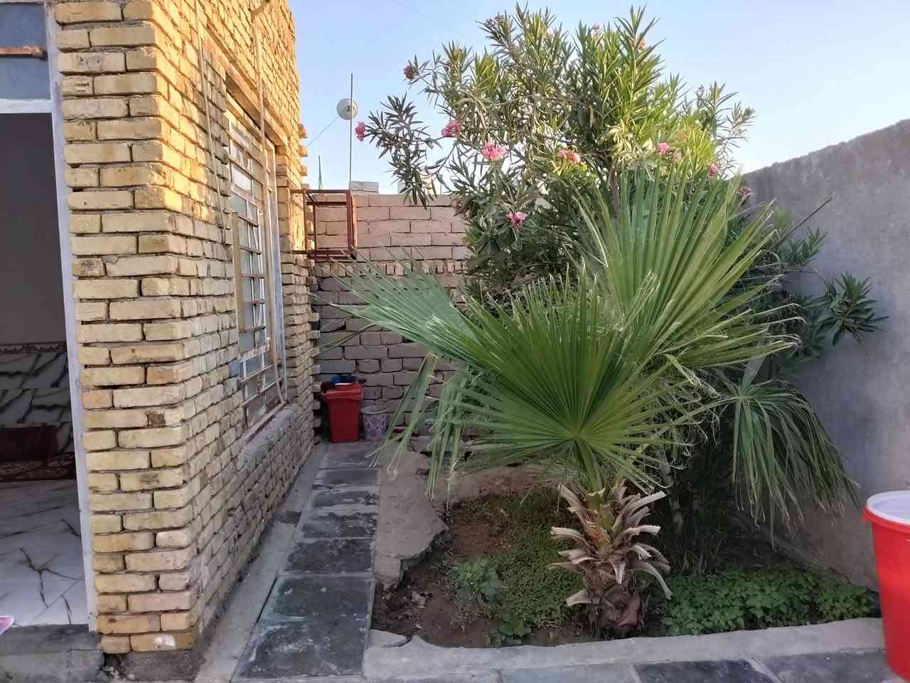 السلام عليكم
بيت للبيع المساحه 270زراعي بناء طابوق 
قرب جسر بني كعب الحولي الجديد 
يحتوي على غرفتين ومطبخ وصاله واستقبال وصحيات 
السعر 65 وبي مجال 
هاتف ***********
