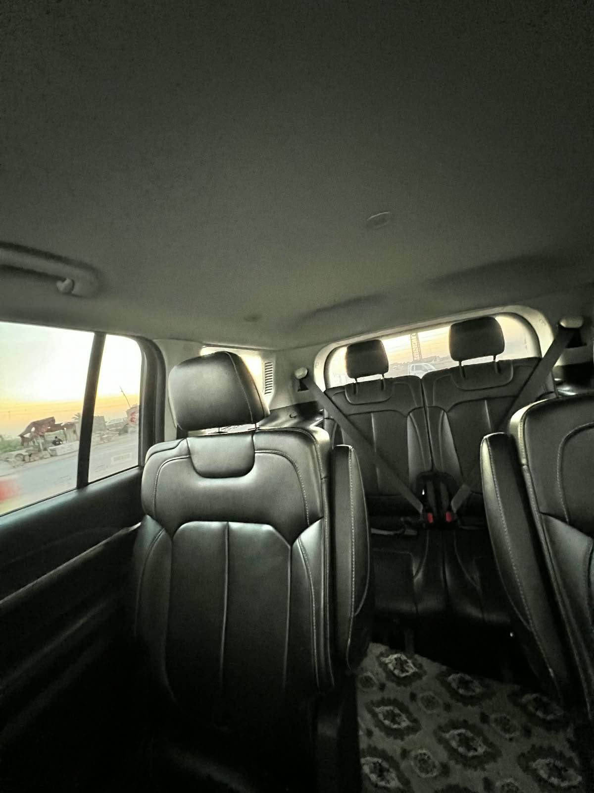 السلام عليكم لبيع Jeep LMlTED 2023  حره رقم بغداد دولي بسمي تحويل ثاني يوم السياره حلوه جديده ستخدام شخصي مبدل بيه فقط اللايت المامي وصبغ ربع بنيد وصبغ خشم الجاملغ المامي والباقي كفاله من كلشي ارباك كفاله مضارب لا شخوط السياره لا زلوغ لا فتح لاتبديل لا كلشي السياره على البلاد وضعهاا موصفات فول عدا الفتحة  اتصل ***********مكان السياره البصره     *********** القرنة, البصرة
