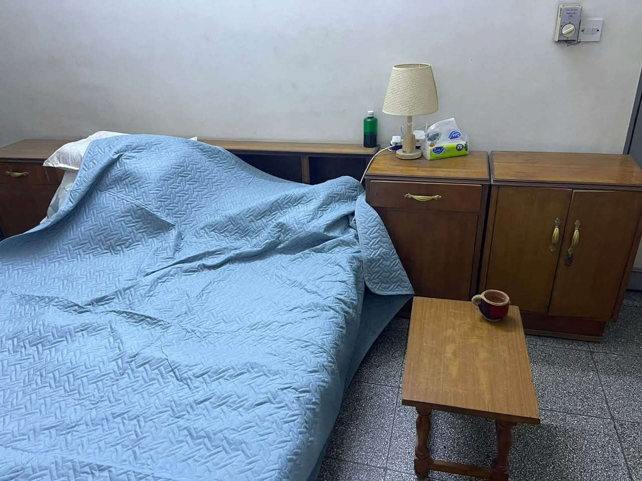 غرفتين نوم وحده تركيه والثانيه صاج عراقي اصلي الحقيقه مو مثل الصوره حيل نضفيه وحلوه 
الوحده على 450 وبيها مجال بغداد***********
