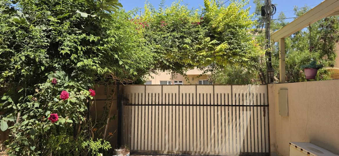 🏡 دار للبيع في مجمع الكوثر السكني
📐 المساحة: 150 م² (7.5 × 20)

🏠 البيت طابقين، ويضم غرفتين نوم، صالة، مطبخ، ومجموعة صحية، مع حديقة أمامية وحديقة خلفية.

✅ طابو صرف
✅ البيت حر غير مطلوب ويباع نقدًا.
✅ بأسمي وتحويل مباشر.

💰 السعر: ١٥٧ مليون دينار، وبيه مجال للشراي.

📍 موقع هادئ ومميز داخل مجمع الكوثر السكني.

📞 للاستفسار: ***********
