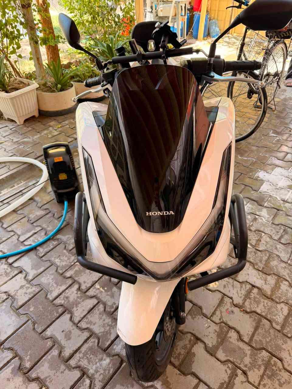 دراجه PCX زيرو ماشيه 500 اقل ال الف اخت زيرو محرك 160 
كل تفاصيله موضح بل صور كفرات بيه شخطو خفيفه وقليله كلش يعني بوليش كلشي يضيع 
للستفسار
***********
