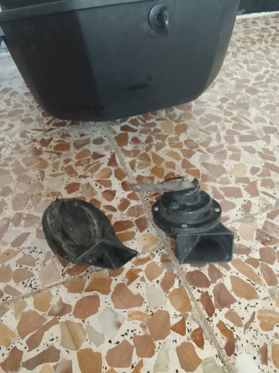للبيع 
صندوق جديد ما مستخدم شي قليل جدا 30
درع كامل جديد 30
خوذة 10 
خوذة 5
دبل هورن ب 5 
ابيع شلع ***********
