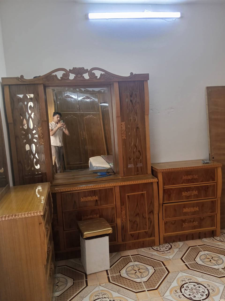 غرفة خشاب جديدة لسع مو مستعملة ابيعها بخساره مليون وميتين وخمسين حيل مستعجل مكاني كيارة ***********

