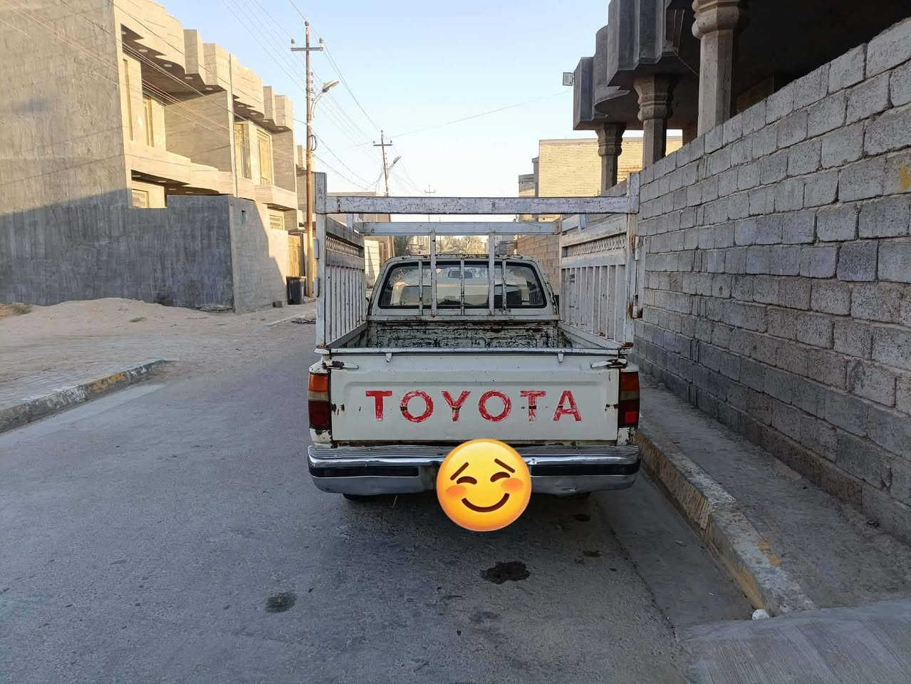 المحرك: محرك بنزين كربوريتر الشهير (عزم وقوة بالتحميل) وصيانة اقتصادية جداً.
🕹️ ناقل الحركة: جير عادي (يدوي) 5 سرعات، قوية جداً بالمرتفعات والطرق الخارجية.

🛞 الشكل الخارجي: صبغ نظيف مع الخطوط والستيكرات الجانبية الكلاسيكية المميزة، مجهزة بقماري (قفس) حديد خلفي جاهز للتحميل والأعمال.

🛋️ الداخلية: مقاعد مريحة ونظيفة، الديكورات الداخلية بحالة جيدة جداً، جام (نوافذ) يدوي هندل الأصلي.

⛓️ نظام الدفع: دفع خلفي (4x2)، سست خلفية قوية تتحمل الأوزان الثقيلة بدون أي مشاكل.

ملاحظات إضافية:

السيارة مسرفسة وجاهزة للاستخدام الفوري، ما تحتاج مصاريف.

لغرض الشغل، التوصيل، أو حتى للاقتناء لعشاق الهايلوكس القديم.

📍 المكان: العراق / [الانبار الفلوجه الكرمه]
💵 السعر: [53ورقه] (قابل للتفاوض البسيط للشراي الجاد)سنويه لغاية 2029
📞 للتواصل والاستفسار: [***********

(ملاحظة: المعاينة خير برهان، يرجى الاتصال للجادين فقط
