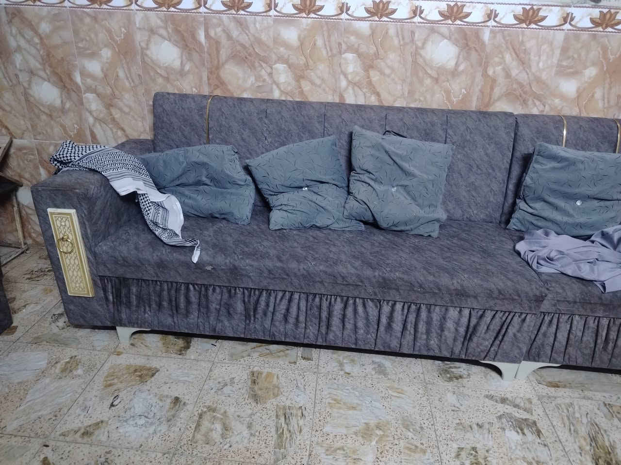 السلام عليكم ديوان للبيع نضيف بس بي وحده رجليهه ماكو هاي امصورهه السعر 130 قفلهه  ***********
