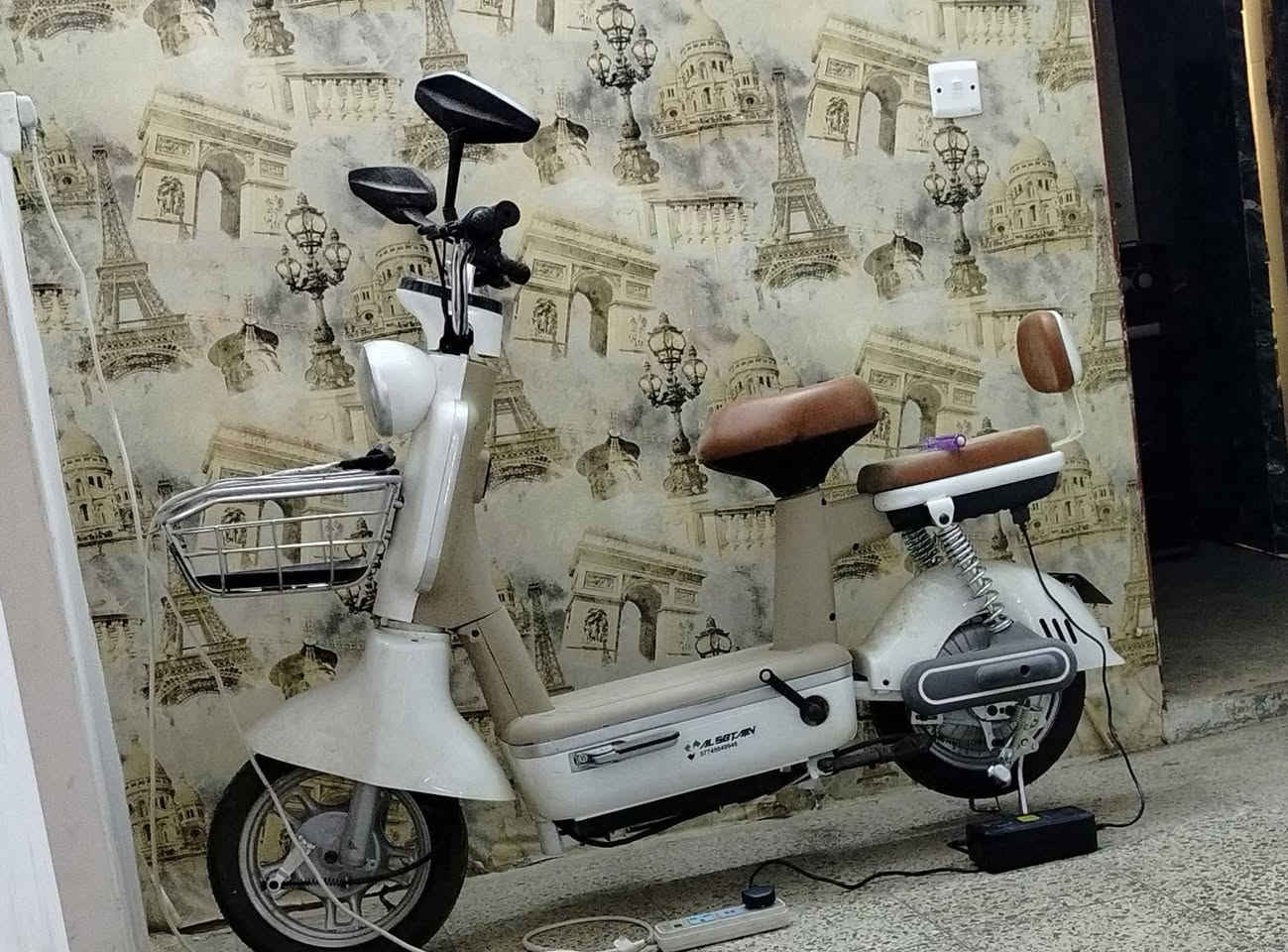 السلام عليكم
دراجه شحن استعمال كلش قليل بعدهي جديده كامله 
للتواصل ***********
السعر ٢٥٠
بغداد الشعب

نص مكتوب في الصور:
- AL SOTAN
- ***********