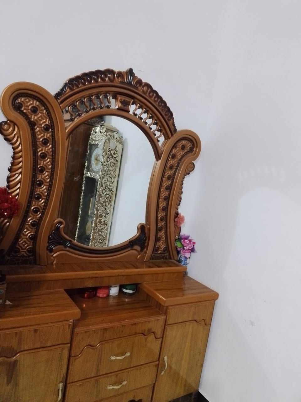 السلام عليكم للبيع غرفه نوم تزكام عراقيه ام السته بيبان تفصال قبل 7 اشهر فصلناها بمليونيين ونص الله شاهد ورسوله وهسه قررت انتقل لمحافظه ثانيه وكلت ابيعها وعارضها بمليون و800 وبيها مجال المكان ناصريه مركز وهذا رقمي للتواصل ***********  بيع مستعجل
