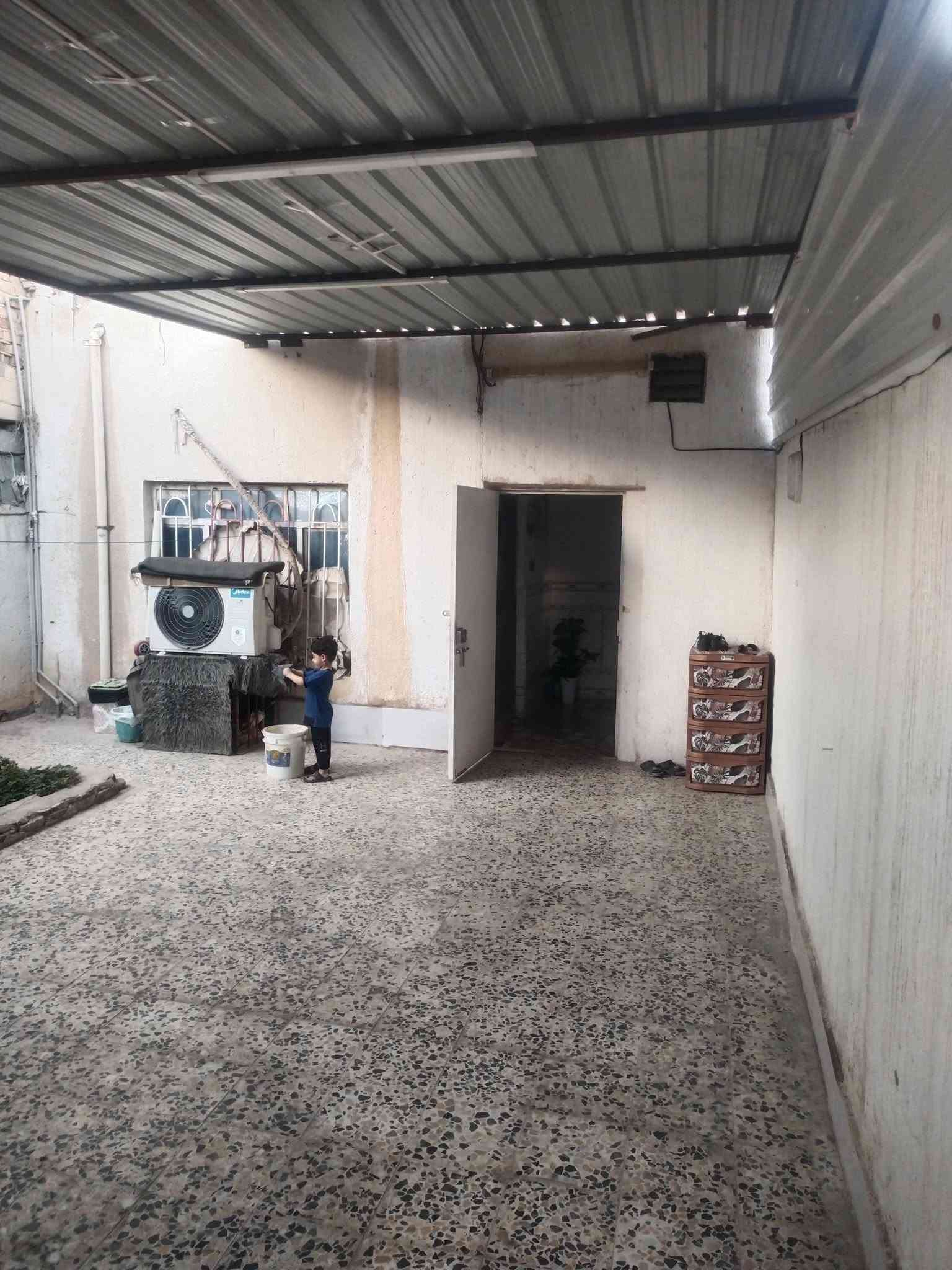 بيت 160 متر قاط واحد  للبيع يتكون من 
استقبال ومطبخ وصاله وغرفه واحده 
وصحيات داخلية وخارجيه وبي كراج كلش جبير 

المنطقه حي الشهداء شارع مكتب الغاز  قرب المدرسة الصينيه 

***********
