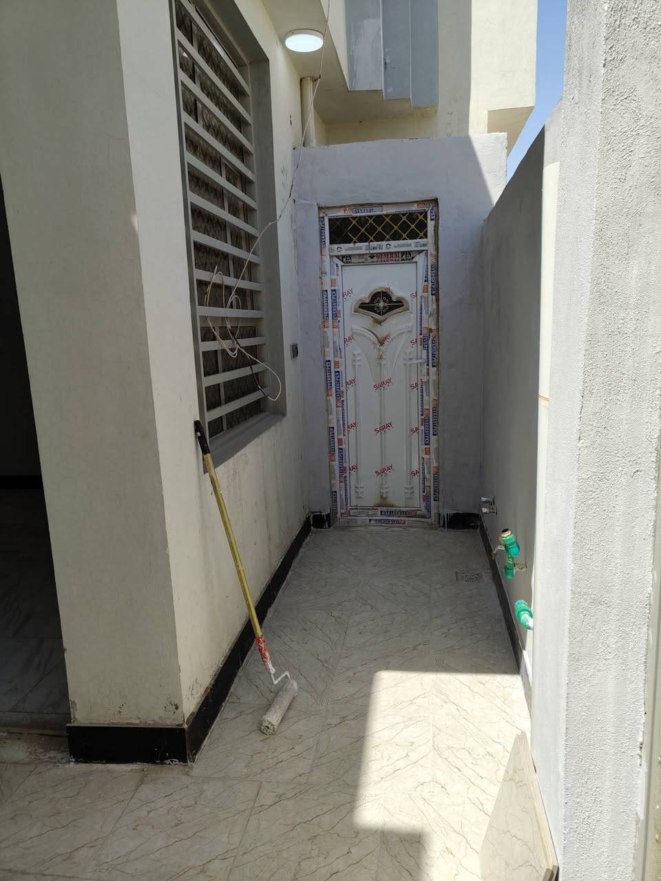 يا الله البيت البيع مساحه 100متر مربع 10×10غرفتين نوم وستقبال ومطبخ وصحيات داخليه وخارجيه وصاله 
عنوان البيت شارع الاصب عمود 335خط الاول سعر 40وبيه مجال ***********
