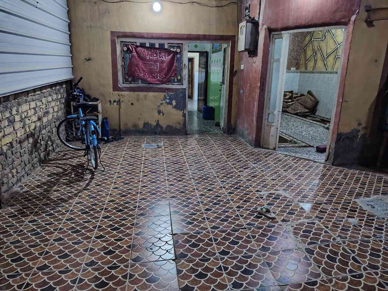 السلام عليكم بيت طابو صرف المساحه ١٥٠ ؟يحتوي على غرفتين وستقبال وصاله ومطبغ حار ومطبغ بارد حمام داخلي حمام خارجي البيت نظيق والسطح فرشي درجه اولى؟؟الحي العسكري حي الاصدقاء قريب على مدرسه الوقف الشيعي؟؟للستفسار،رقم صاحب الدار ***********..السعر المطلوب ٦٥...تحياتي للجميع @
