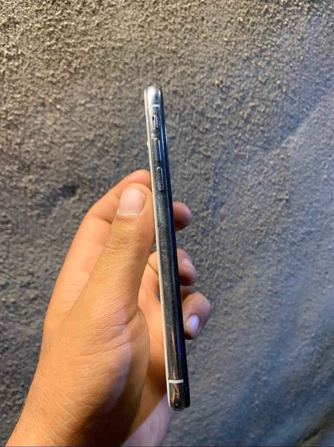 جهاز ايفون Xs 
ذاكره 64 كيكه
بطاريه 61 
نموذج M امريكي
سيم كارت واحد او يدعم شريحة الكترونيه يعني تكدر تسوي دبل سيم جهاز مابي اي عيب شاشه بلادي بطاريه بلادي بس فيس ايدي واكف الباقي شرط مابي اي عيب سيم كارت شغال واي فاي قوي كامراته حلوه للبيع سعر *********** كركوك, العراق
