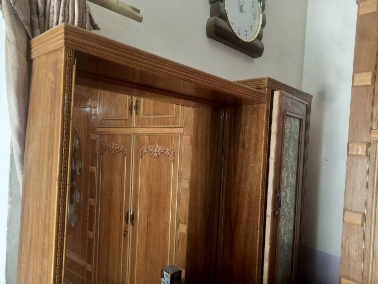 للبيع غرفه نوم عراقيه طابقين السعر مليون دينار العنوان كربلاء ملحق الفارس للاتصال بالرقم ***********
