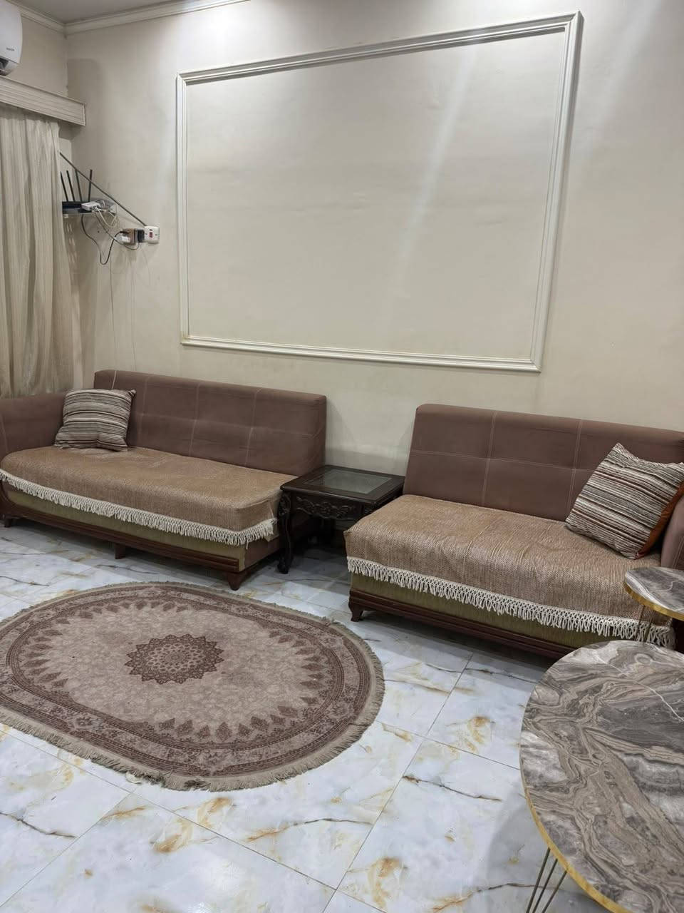 السلام عليكم 
🔊🔊 
(دار للبيع في حي الصدر  —- مساحة 200 متر —- متكون من طابق واحد 
استقبال 4*6 / هول 4*4 / كلدور داخلي من ضمنة غرفتين قياس 4*5 / ومطبخ 3*5 / وصحيات 
مع تهويات خارجية عدد 2 وطارمة من ضمنها حديقة وحمام خارجي وسقفية مترمم سنة 2025 
السطح كونكريت مسلح )

السعر 195 مليون مع المجال 
للاستفسار الاتصال ***********
