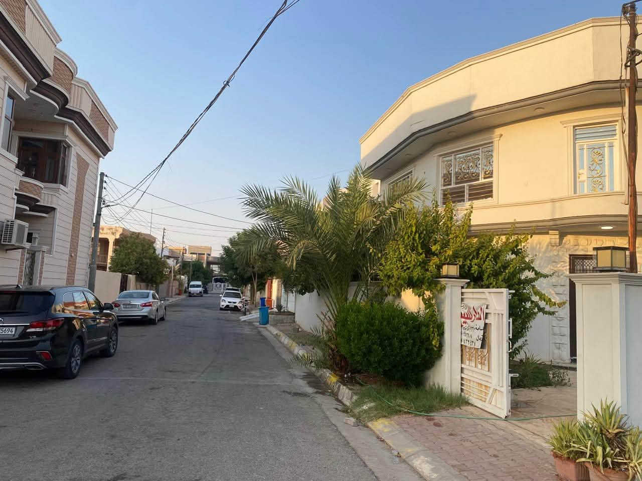 دار للبيع  ( السعر جدا مناسب) بسعر گاع طابو ملك صرف للبيع المساحة 300 متر مربع / دار ركن شارع عريض واقع حال المساحة 340 متر طابقين عمر البناء 12 سنة 
المكان اول فرع شارع العريض على اليمين خلف الملعب صحيات كامل قاط ثاني مع مطبخ وغرفتين السعر 175 مليون بيع او مراوس يرهم اذا شي مناسب او شقة او دار في السليمانية للاتصال ***********/***********
