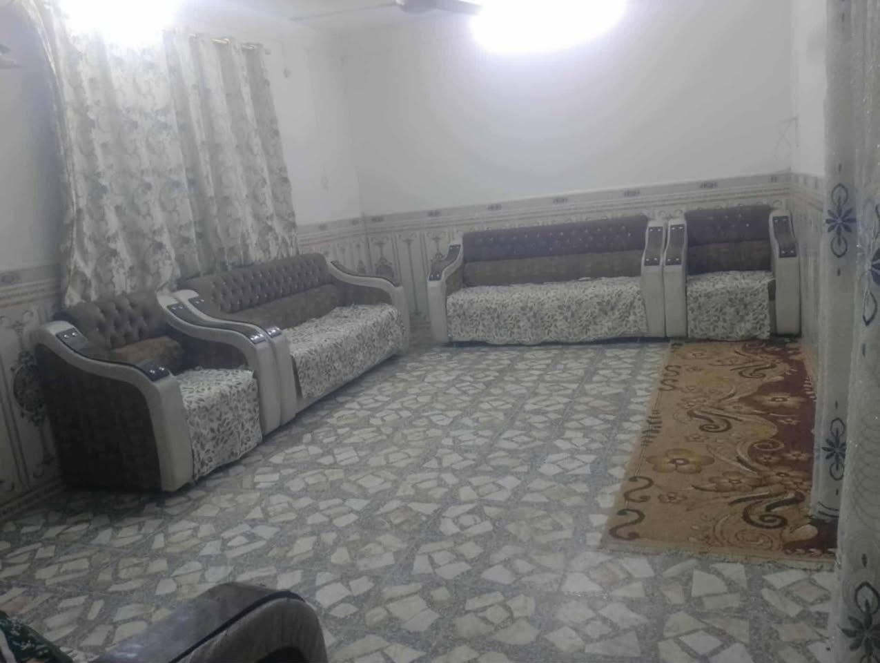 السلام عليكم بيت للبيع مساحه 200متر حي العسكري قرب الادله الجنائيه طابق ونص الطابق الثاني معزول بدرج للشارع وحده بي غرفه وصاله ومطبخ وحمام والطابق الاول غرفتين كبار 4/6واستقبال 4/7/والصاله /4/6/المطبخ 4/5/ومدخل /3/2الكراج  وحمام خارجي وداخلي السعر  135 وبي مجال للاستفسار اتصال ع هذا الرقم ***********....أو   واتساب *********** صاحب العقار @
