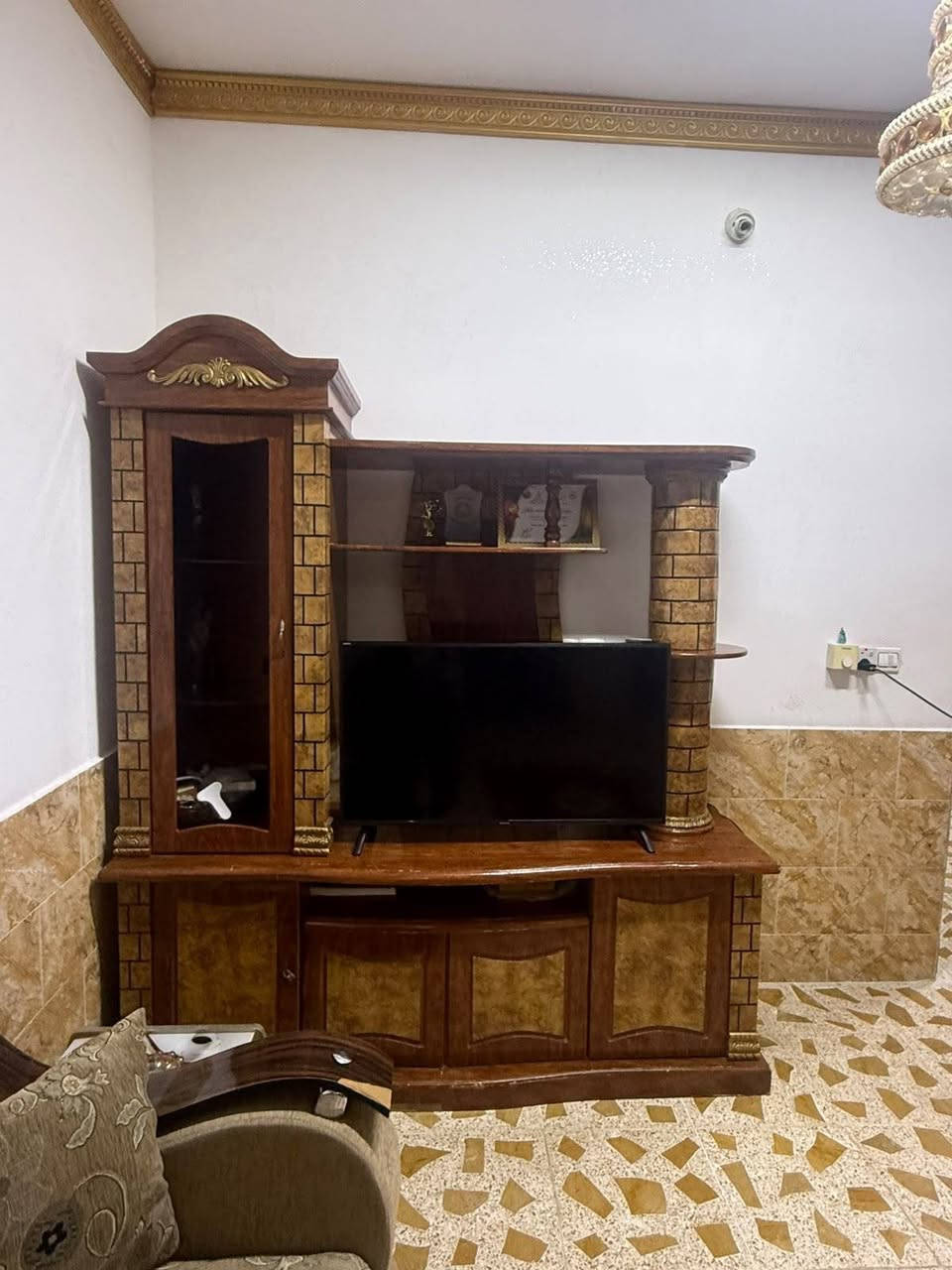 سلام عليكم غراض للبيع تفاصيل كلها موجوده عندك استفسار تواصل ويايه ع رقم *********** بي واتساب
القنفات ب250 وبيها مجال 
البوفيه 125 
الثريات الوحده ع  15 وبيها مجال واذا اثنينها ب25 
والغرفه كلها ب250( كنتور وجريابه بس تخت وكومديات وزاويا )
ميز تواليت وحد ب25 
وكنتور وحد 4 بوب ب75 
وتنور ب30 
المكيفات اثنين  الواحد ب100 شغاله 
والمبرده ب50
جربايه تريد صورها راسلني

