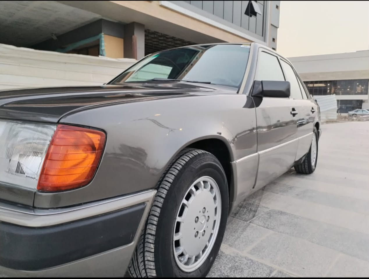 السلام عليكم مارسدس دب موديل 1991 سياره نضيفه وجاهزه احله من الصور محرك سته سلندر كير ومحرك مكفولات حداديه تخم تاير كله جديد فتحه سقف كهرباء كشنات كهرباء جام كهرباء تبريد خير من الله رقم بغداد الماني تحويل ثاني يوم سياره جاهزه من طول لطول مكان السياره ذي قار 
السعر 85 وبيه مجال لشراي 
***********
