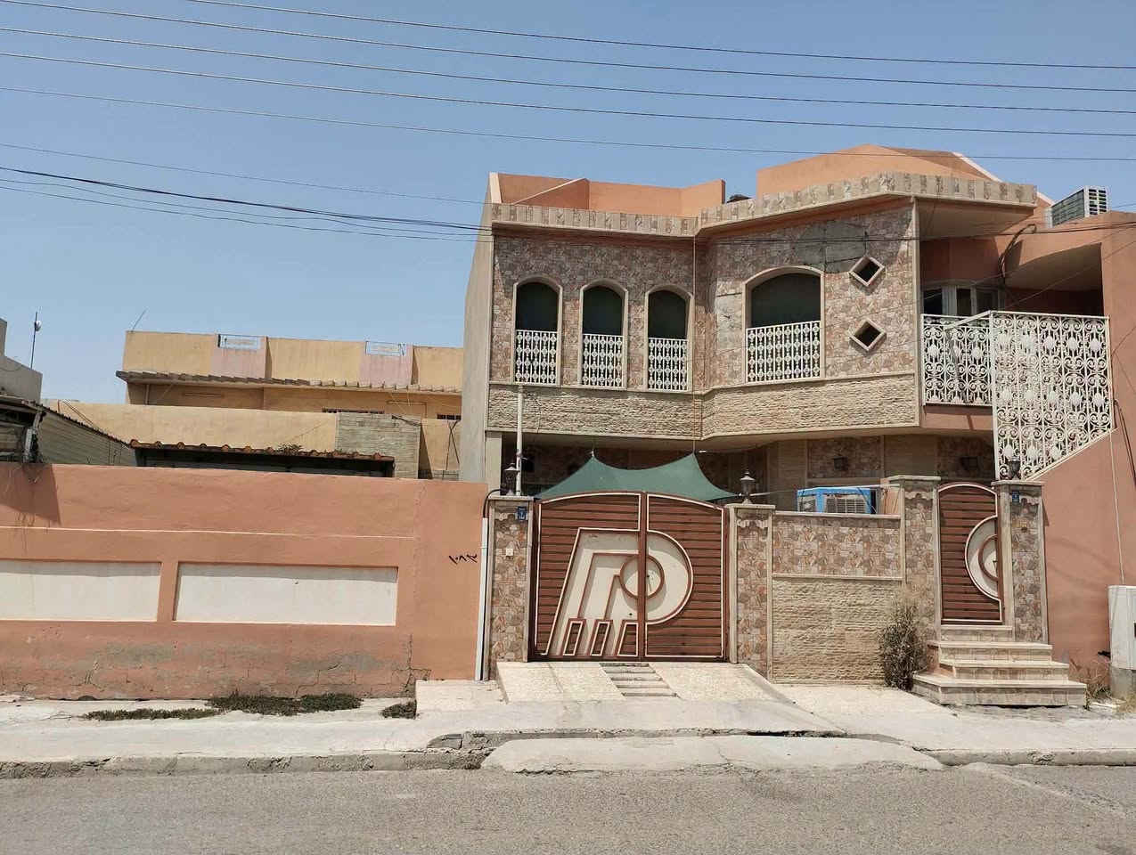 الدار مع مشتمل • ٦٠٠م • بجانب جامع الخشاب